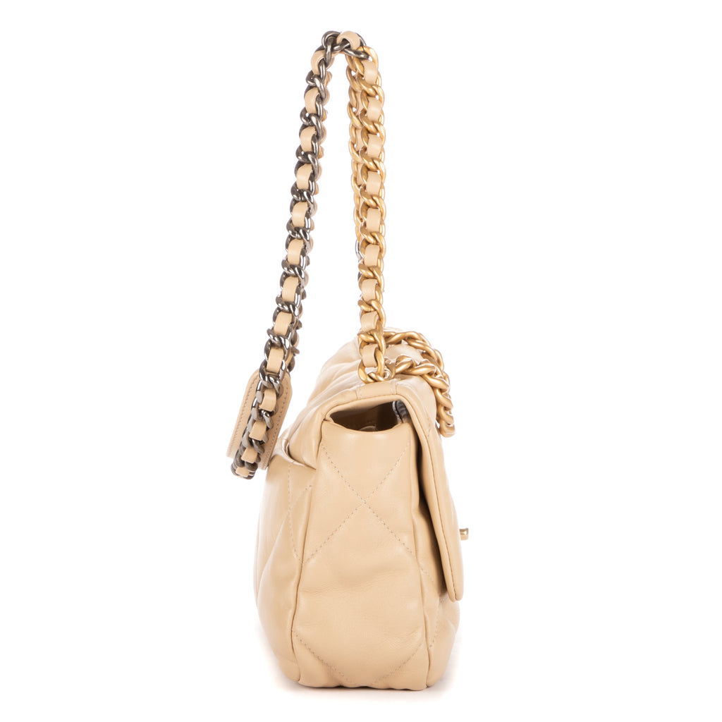 Sac bandoulière 19 à rabat en cuir de veau matelassé beige
