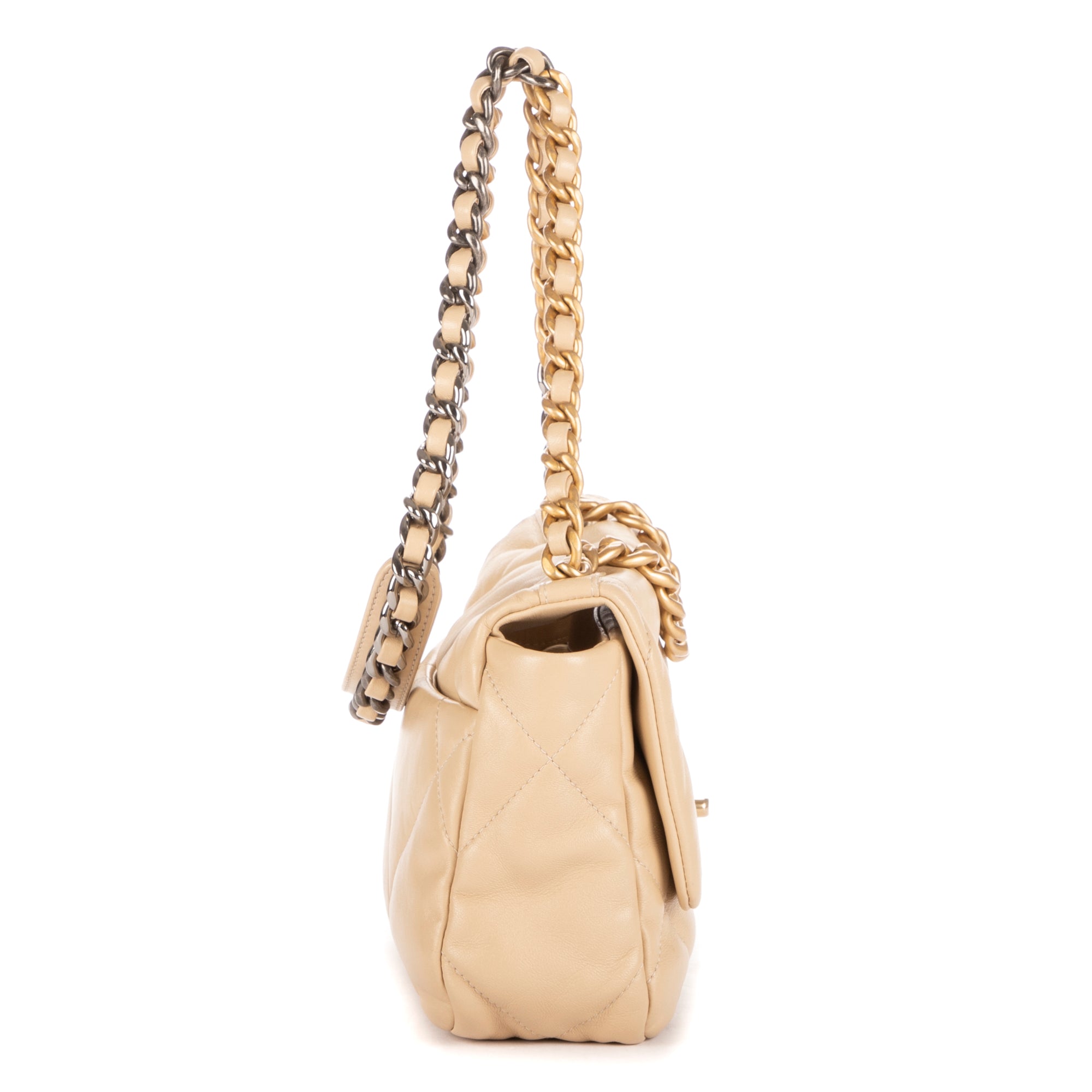 Sac bandoulière 19 à rabat en cuir de veau matelassé beige