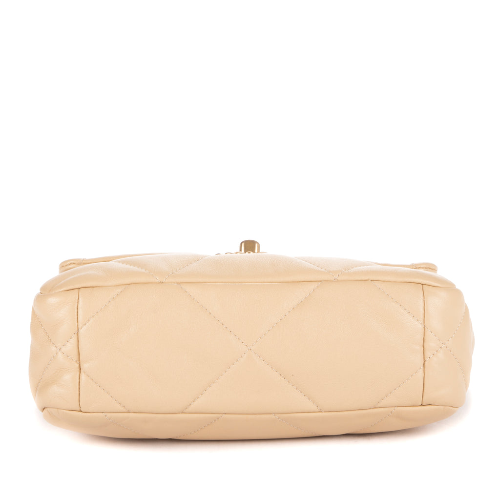 Sac bandoulière 19 à rabat en cuir de veau matelassé beige