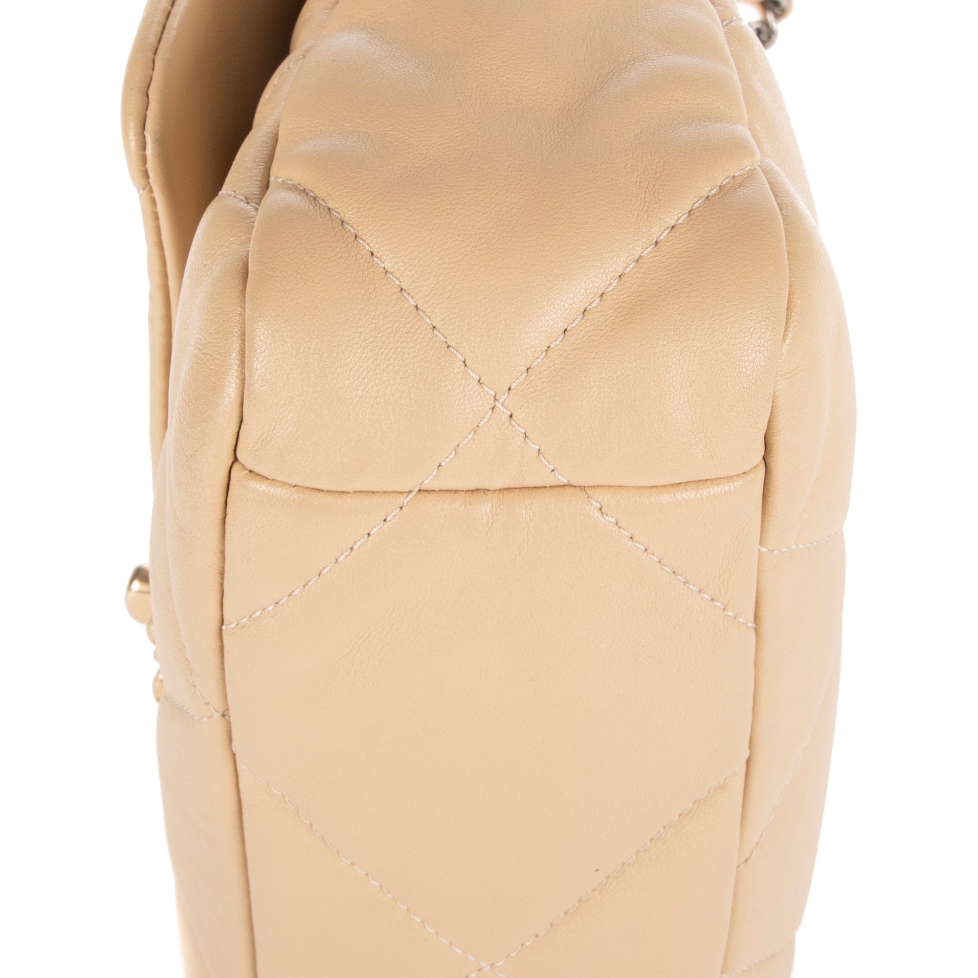 Sac bandoulière 19 à rabat en cuir de veau matelassé beige