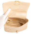 Sac bandoulière 19 à rabat en cuir de veau matelassé beige