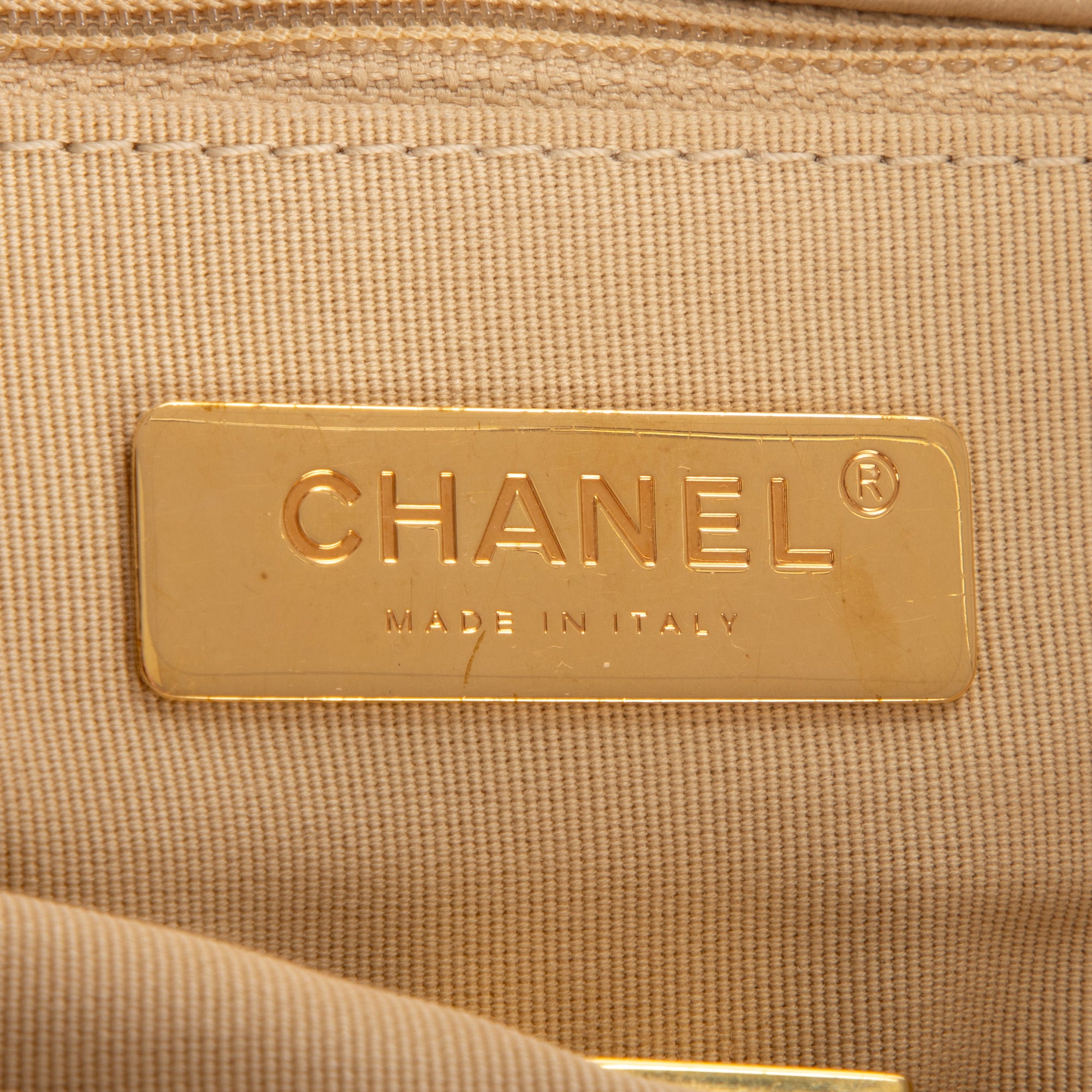 Sac bandoulière 19 à rabat en cuir de veau matelassé beige