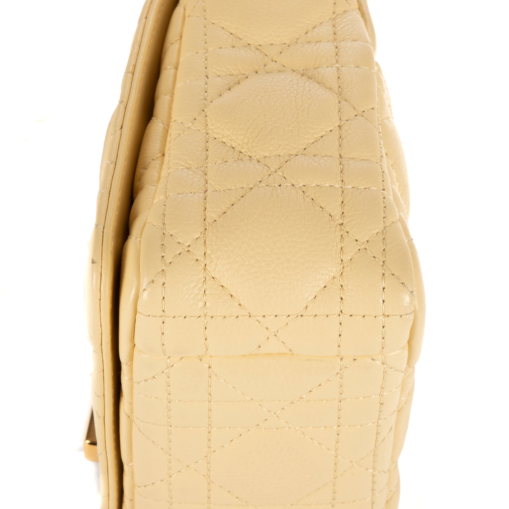 Bolso de hombro Caro Crossbody pequeño de cuero Cannage vainilla