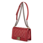 Bolso de Hombro Boy Mediano Rojo Piel de Cordero Acolchada con Costuras vistas