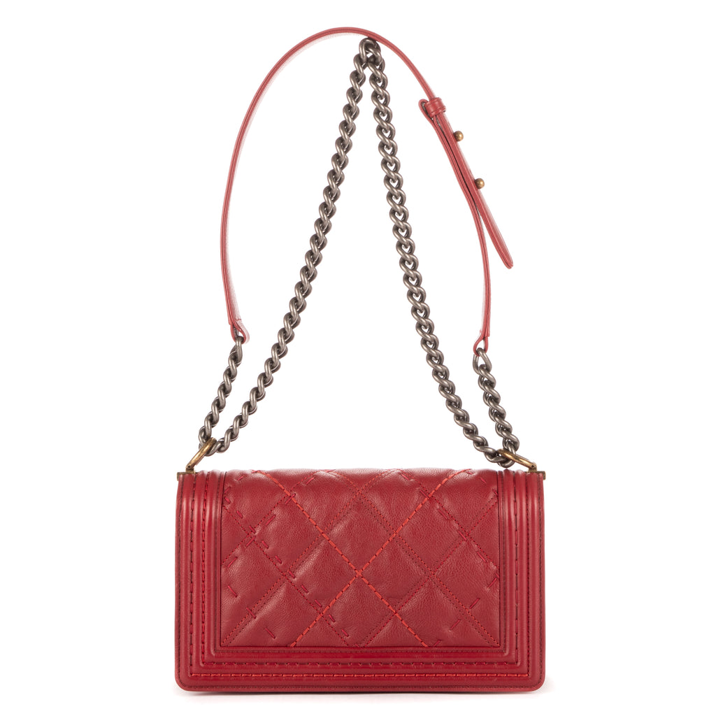 Bolso de Hombro Boy Mediano Rojo Piel de Cordero Acolchada con Costuras vistas
