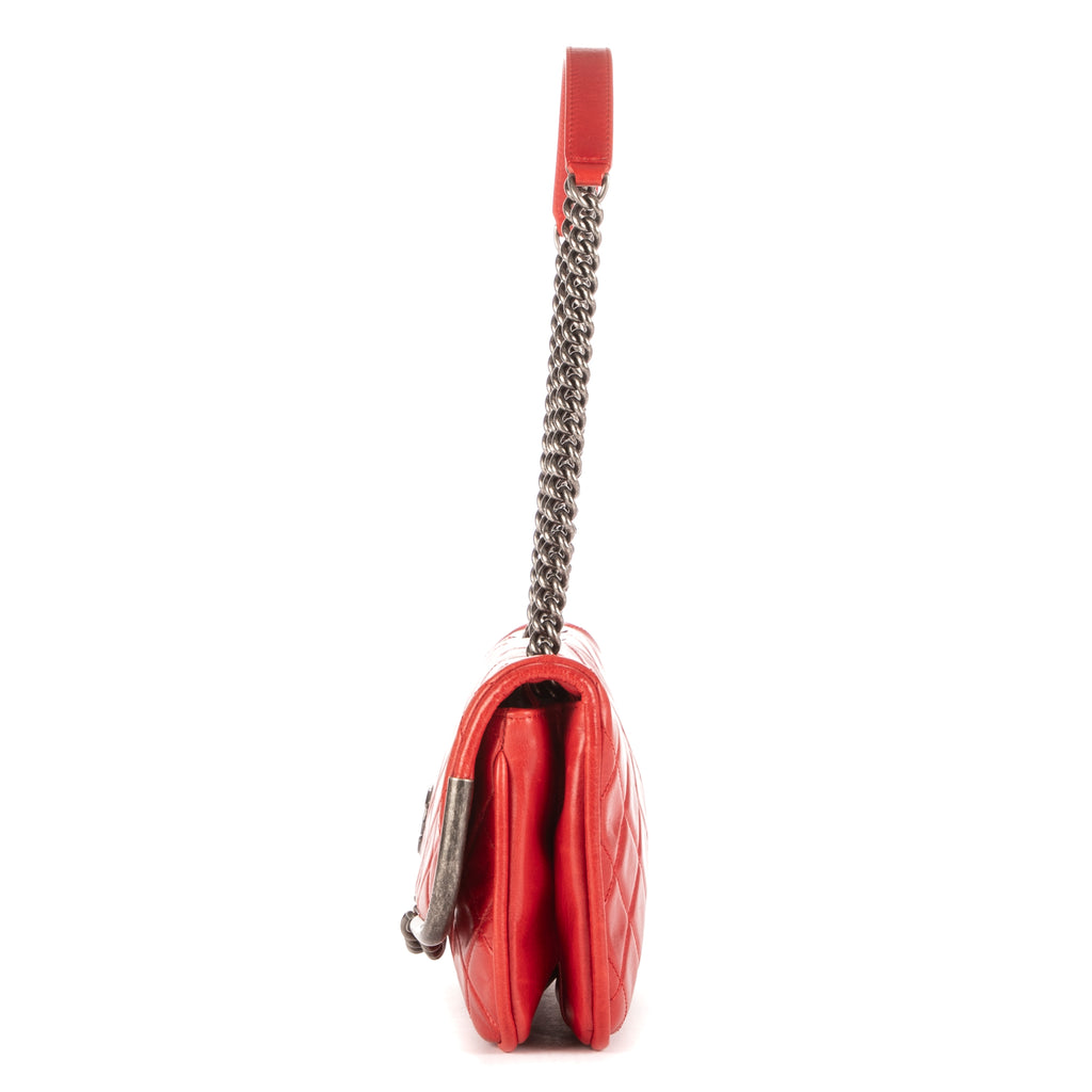 Bolso de hombro con cadena solapa única de piel de becerro roja brillante