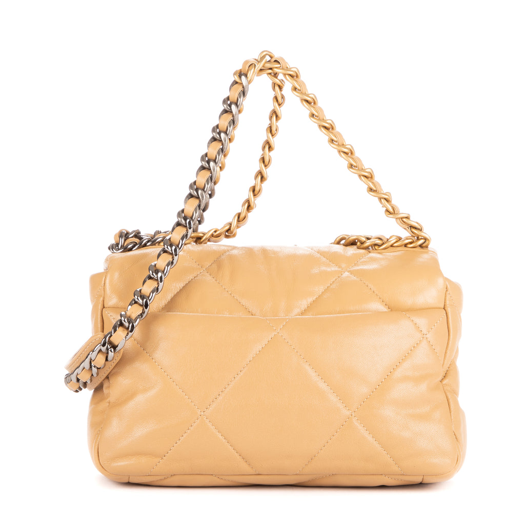 Bolso de Hombro Classic 19 con Solapa Pequeño Piel de Cordero Acolchada Color Crema