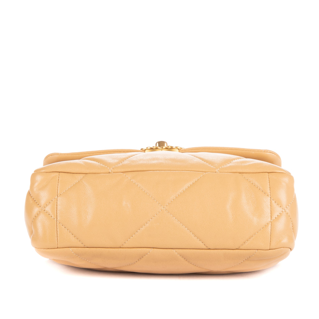 Bolso de Hombro Classic 19 con Solapa Pequeño Piel de Cordero Acolchada Color Crema