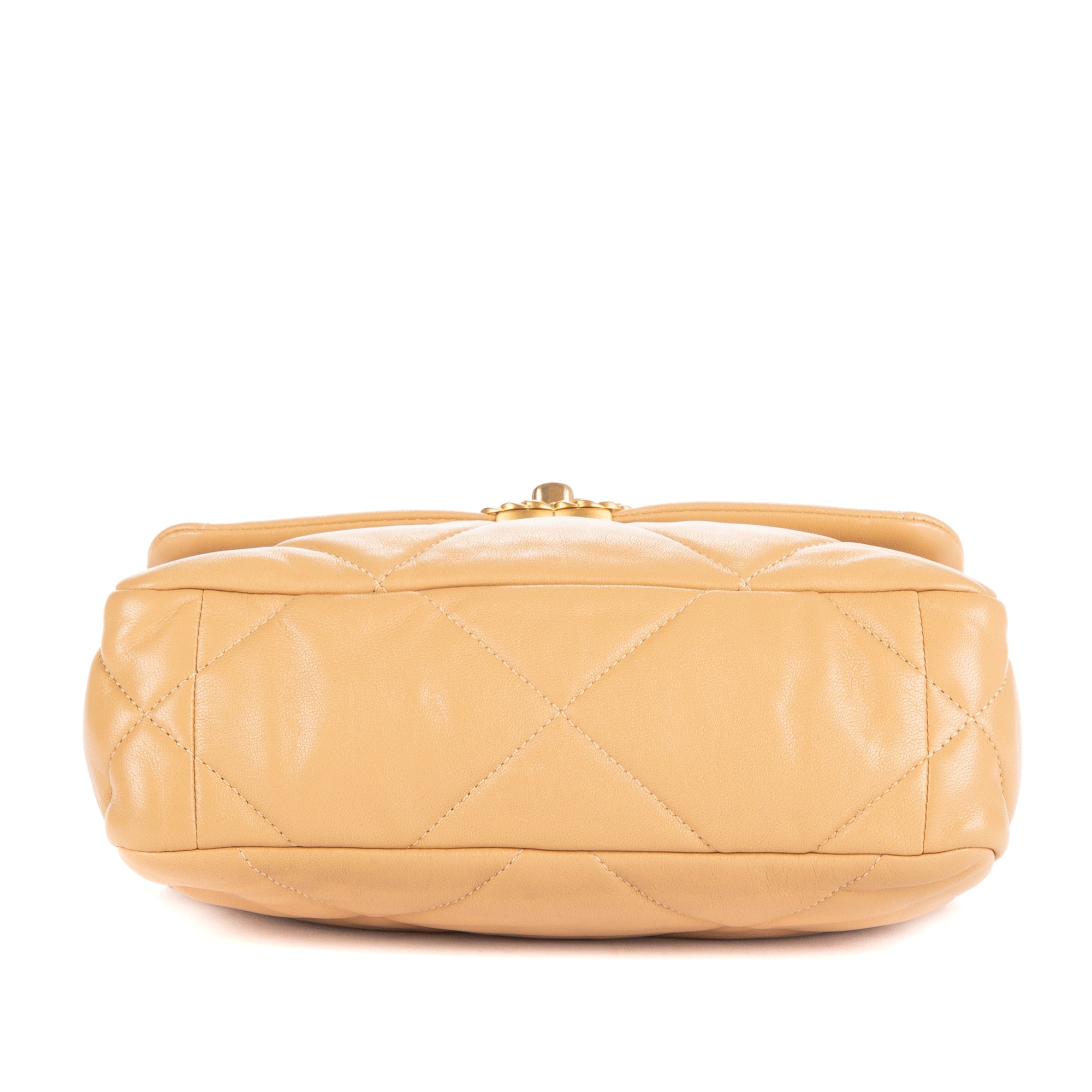 Bolso de Hombro Classic 19 con Solapa Pequeño Piel de Cordero Acolchada Color Crema