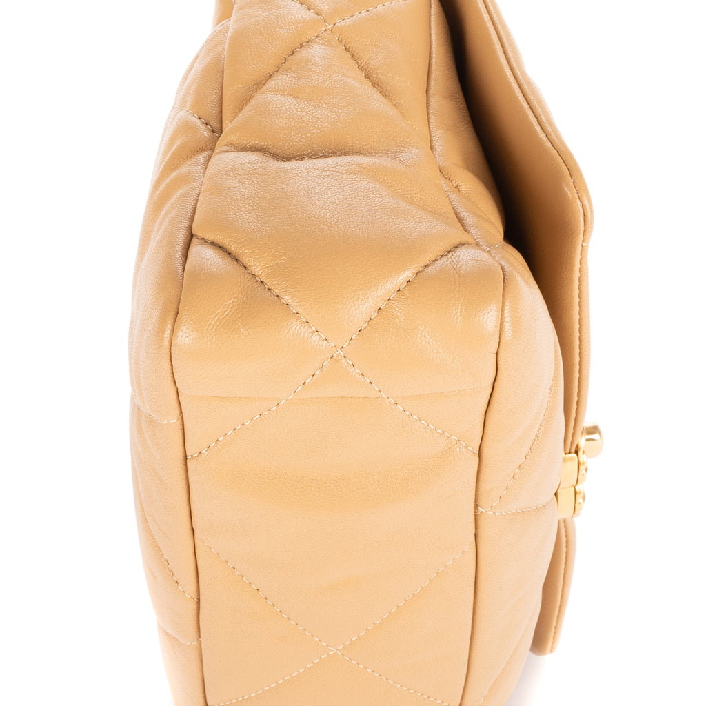 Bolso de Hombro Classic 19 con Solapa Pequeño Piel de Cordero Acolchada Color Crema