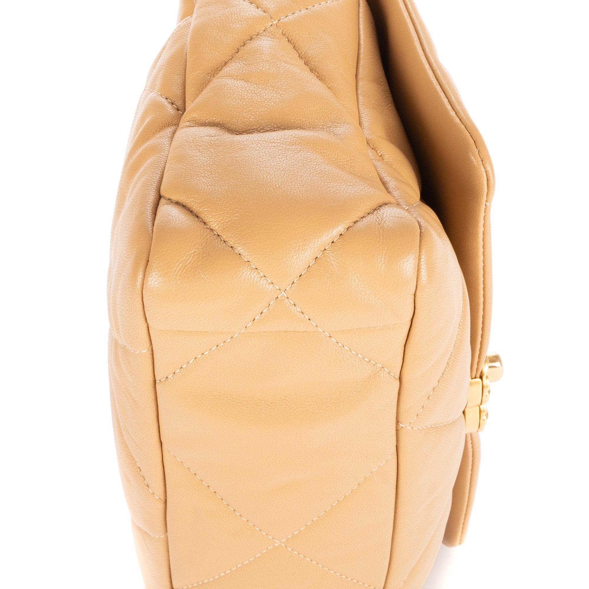 Bolso de Hombro Classic 19 con Solapa Pequeño Piel de Cordero Acolchada Color Crema