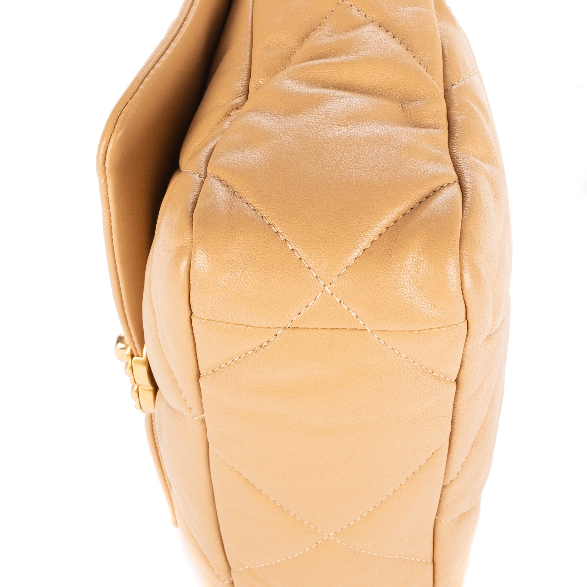 Bolso de Hombro Classic 19 con Solapa Pequeño Piel de Cordero Acolchada Color Crema