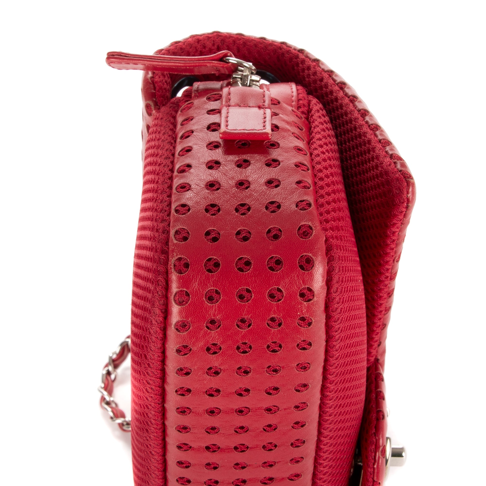 Bandolera Easy Flap Jumbo de cuero liso perforado rojo con tela roja