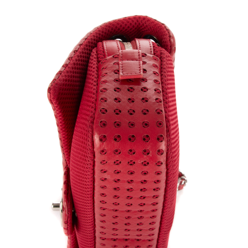 Bandolera Easy Flap Jumbo de cuero liso perforado rojo con tela roja