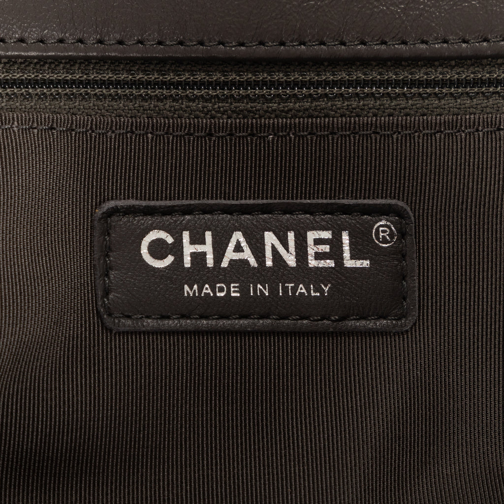Sac bandoulière Chain-Around petit simple rabat cuir d'agneau matelassé gris