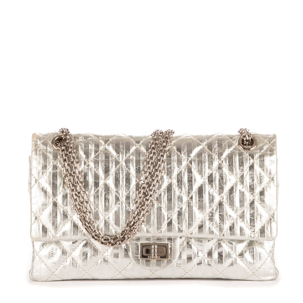 Sac à bandoulière 2.55 Rayures Taille moyenne 226 Double rabat Cuir de veau vieilli Argent métallisé