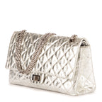 Sac à bandoulière 2.55 Rayures Taille moyenne 226 Double rabat Cuir de veau vieilli Argent métallisé