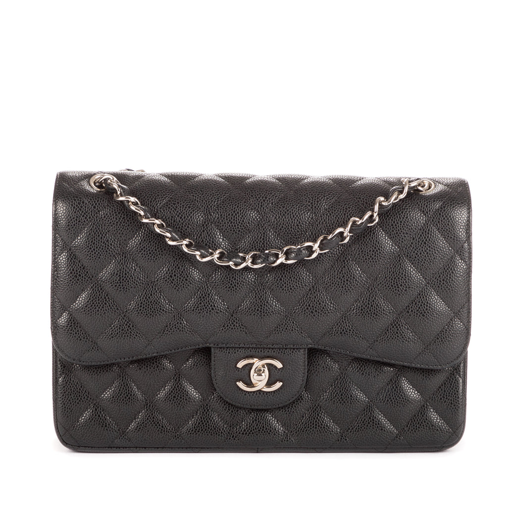 Bolso de hombro clásico con doble solapa, Jumbo, de piel acolchada de caviar negra
