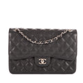 Bolso de hombro clásico con doble solapa, Jumbo, de piel acolchada de caviar negra