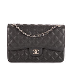 Bolso de hombro clásico con doble solapa, Jumbo, de piel acolchada de caviar negra