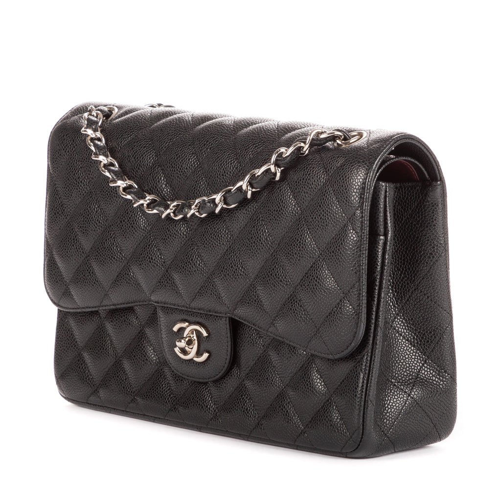 Bolso de hombro clásico con doble solapa, Jumbo, de piel acolchada de caviar negra