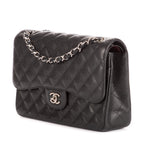 Bolso de hombro clásico con doble solapa, Jumbo, de piel acolchada de caviar negra