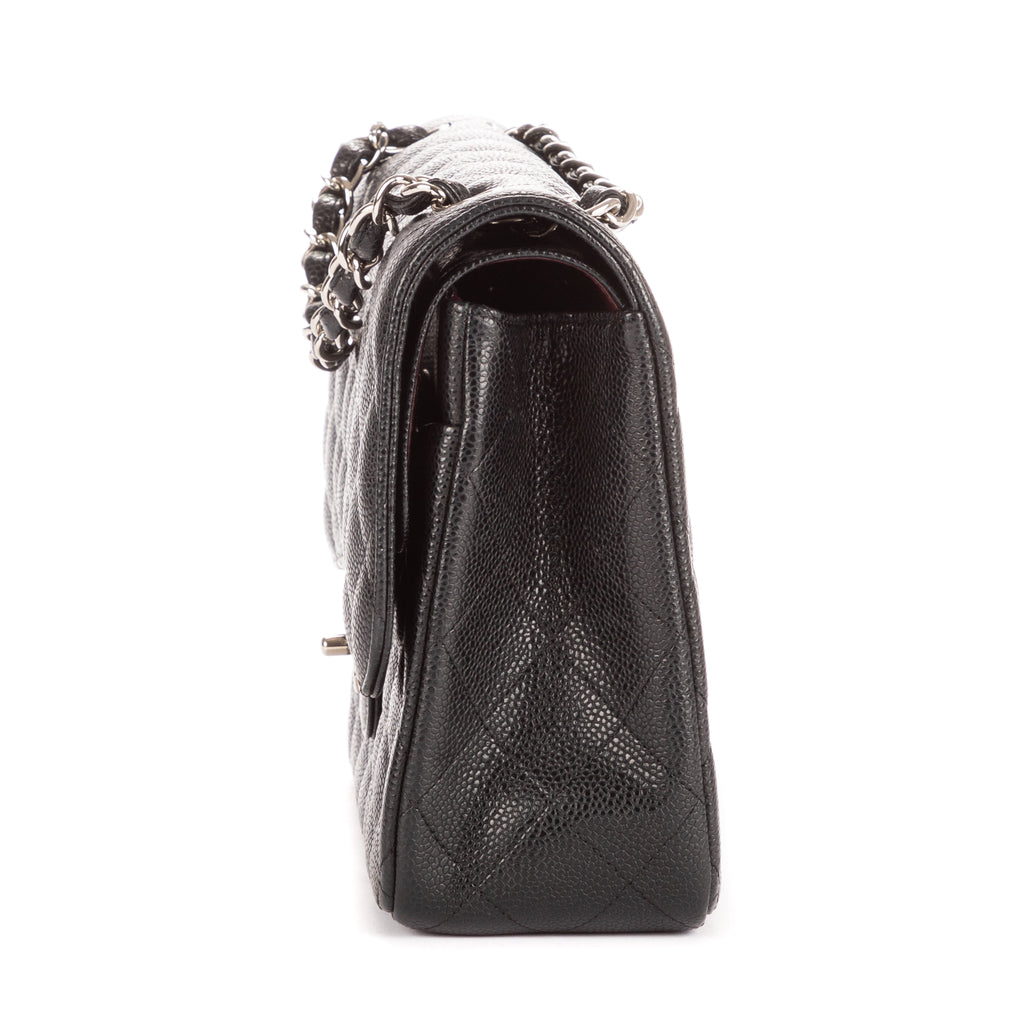 Bolso de hombro clásico con doble solapa, Jumbo, de piel acolchada de caviar negra