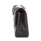 Bolso de hombro clásico con doble solapa, Jumbo, de piel acolchada de caviar negra