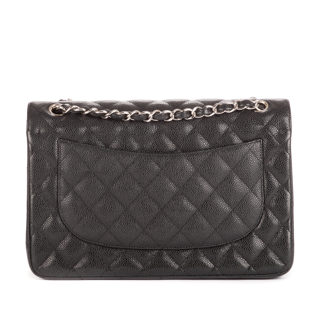 Bolso de hombro clásico con doble solapa, Jumbo, de piel acolchada de caviar negra