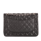 Bolso de hombro clásico con doble solapa, Jumbo, de piel acolchada de caviar negra