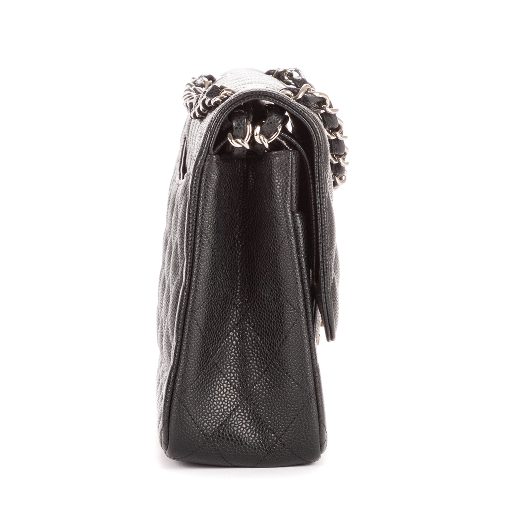 Bolso de hombro clásico con doble solapa, Jumbo, de piel acolchada de caviar negra
