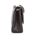 Bolso de hombro clásico con doble solapa, Jumbo, de piel acolchada de caviar negra