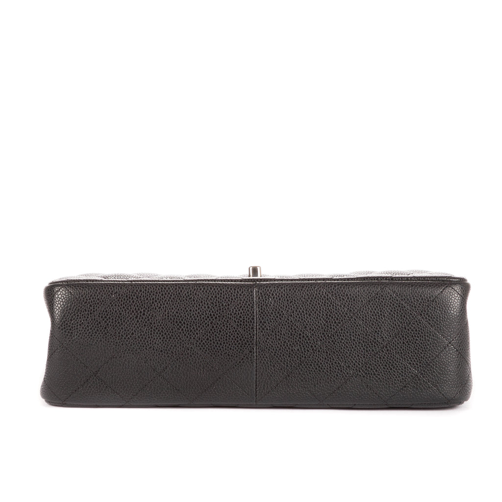 Bolso de hombro clásico con doble solapa, Jumbo, de piel acolchada de caviar negra