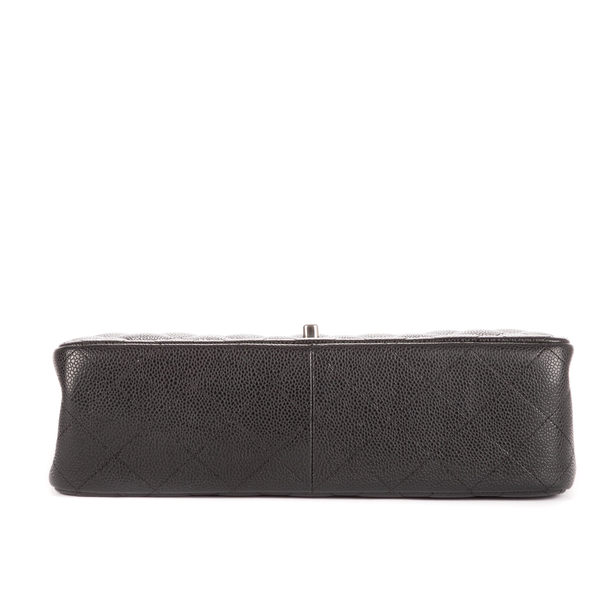 Bolso de hombro clásico con doble solapa, Jumbo, de piel acolchada de caviar negra