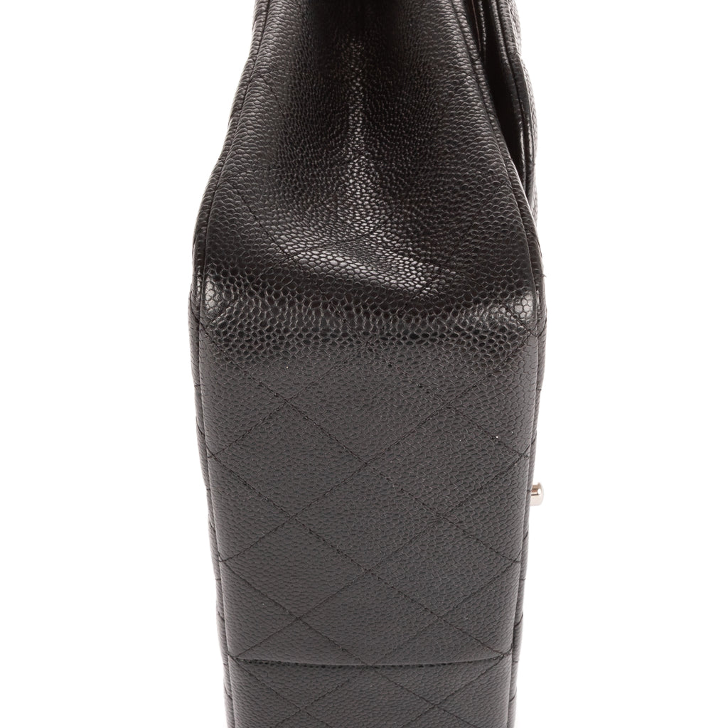 Bolso de hombro clásico con doble solapa, Jumbo, de piel acolchada de caviar negra