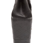 Bolso de hombro clásico con doble solapa, Jumbo, de piel acolchada de caviar negra