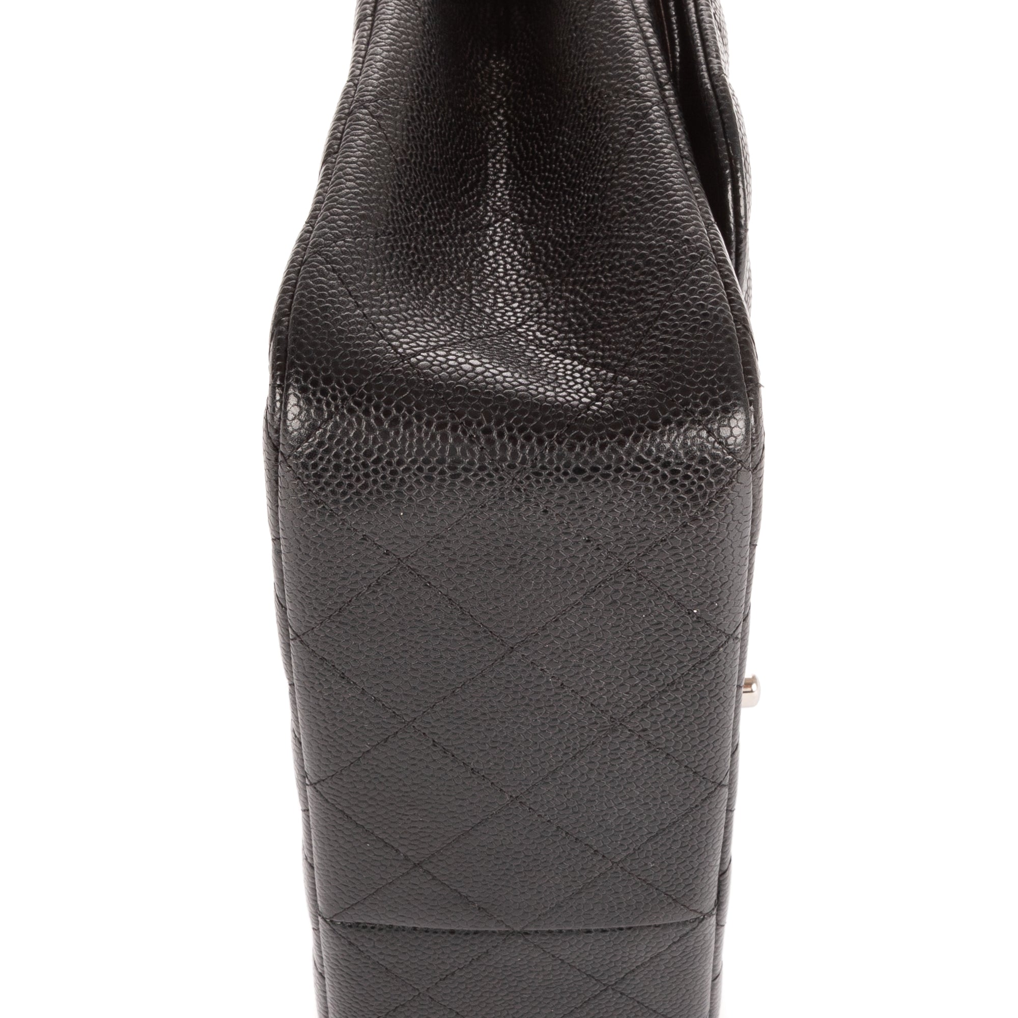 Bolso de hombro clásico con doble solapa, Jumbo, de piel acolchada de caviar negra