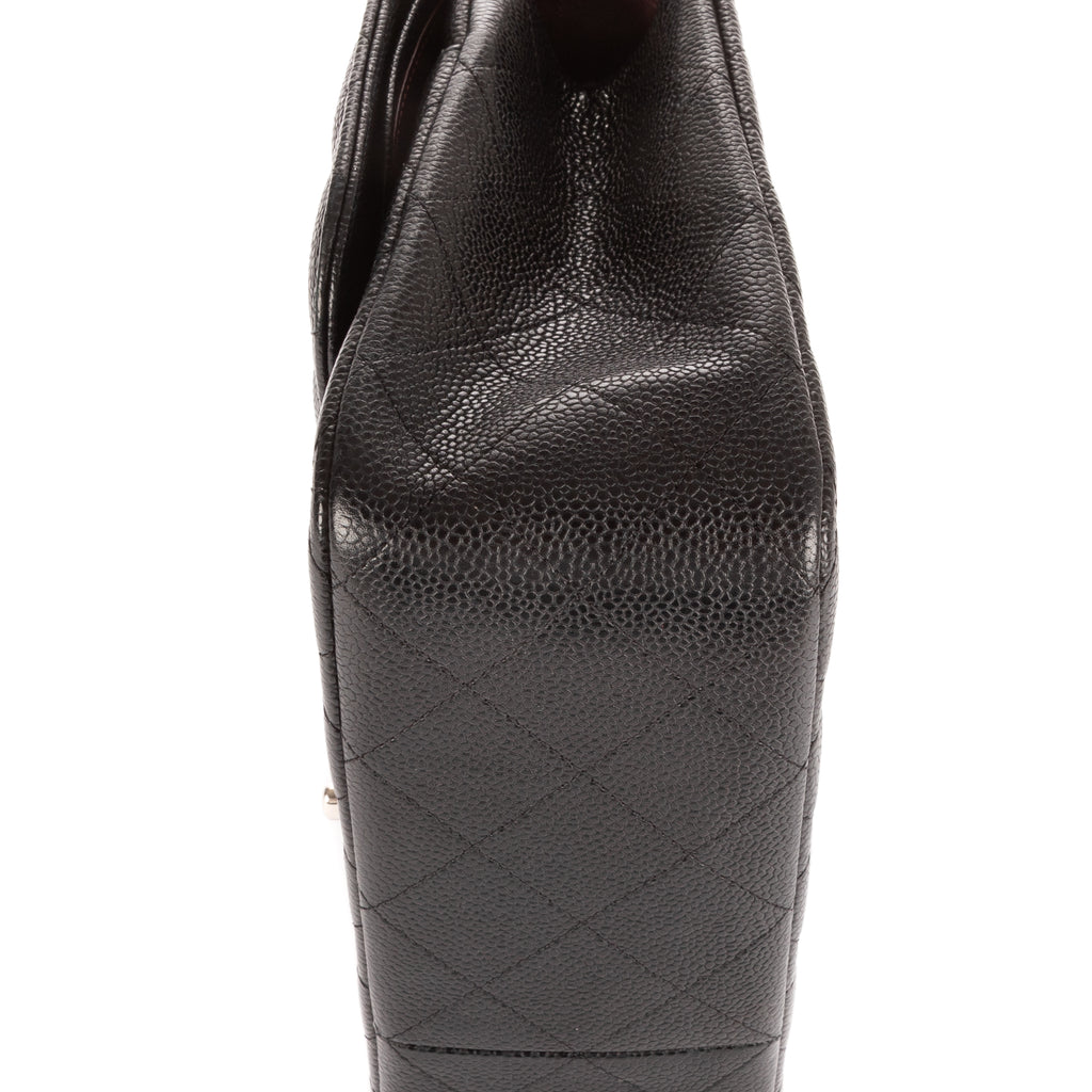 Bolso de hombro clásico con doble solapa, Jumbo, de piel acolchada de caviar negra