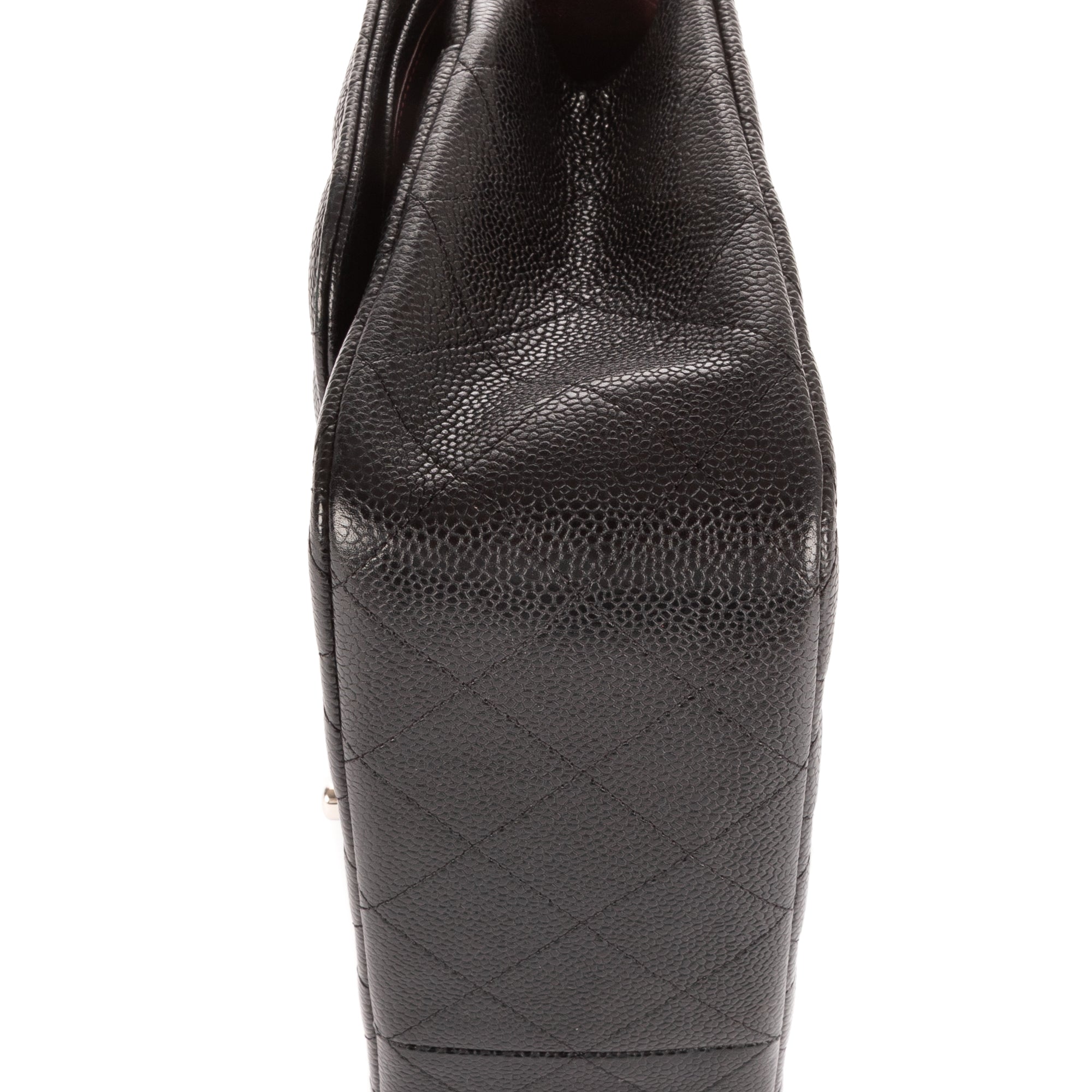 Bolso de hombro clásico con doble solapa, Jumbo, de piel acolchada de caviar negra
