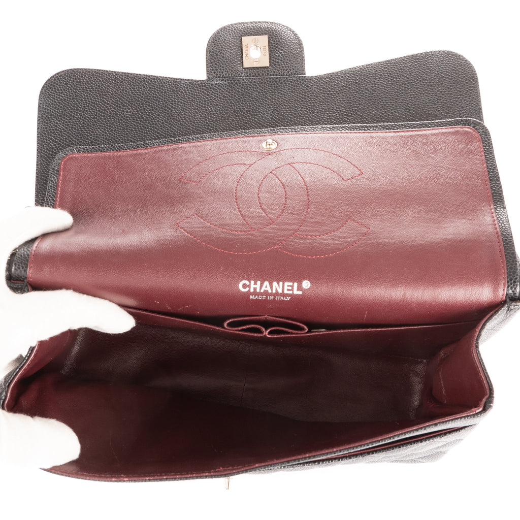 Bolso de hombro clásico con doble solapa, Jumbo, de piel acolchada de caviar negra