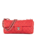 Bolso de Hombro East-West Solapa Única Piel Acolchada Caviar Roja