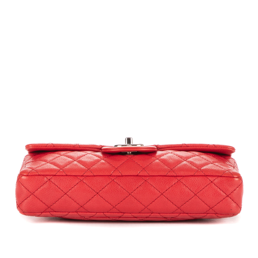 Bolso de Hombro East-West Solapa Única Piel Acolchada Caviar Roja
