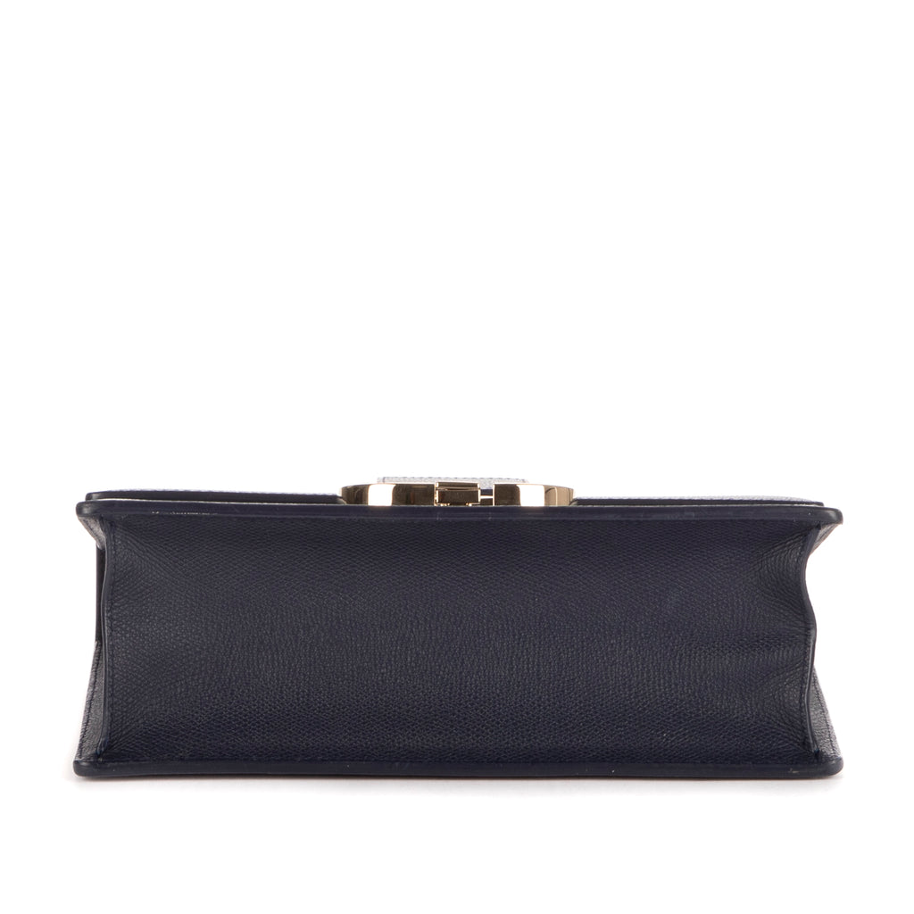 Bolso de hombro Montaigne 30 de cuero granulado azul marino
