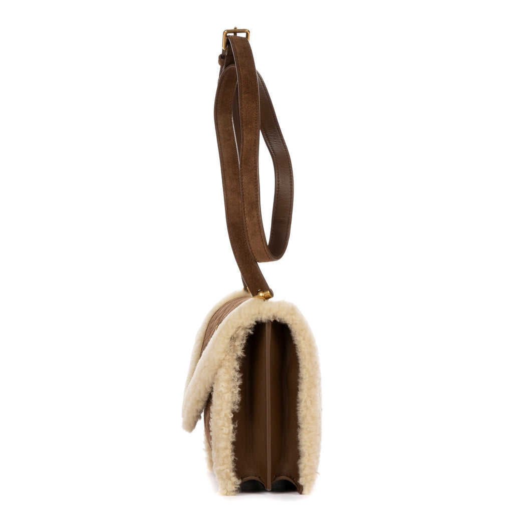 Bolso de hombro de edición limitada rara con solapa de piel de oveja, pochette de ante beige, piel acolchada/lona de piel de oveja.