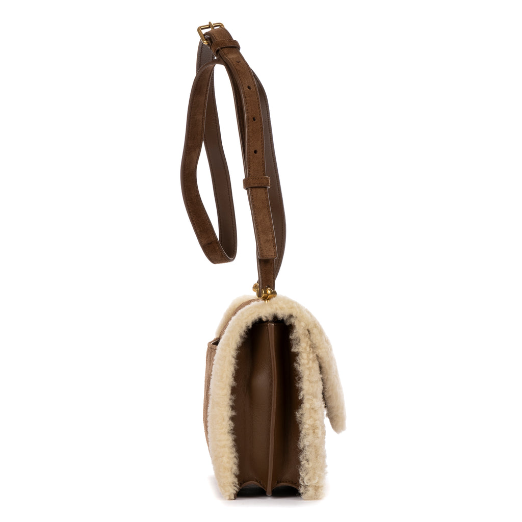 Bolso de hombro de edición limitada rara con solapa de piel de oveja, pochette de ante beige, piel acolchada/lona de piel de oveja.