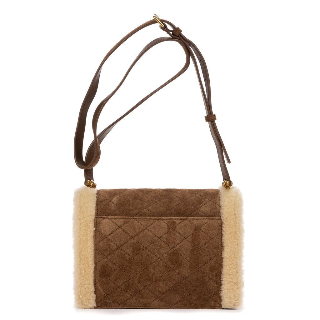 Bolso de hombro de edición limitada rara con solapa de piel de oveja, pochette de ante beige, piel acolchada/lona de piel de oveja.