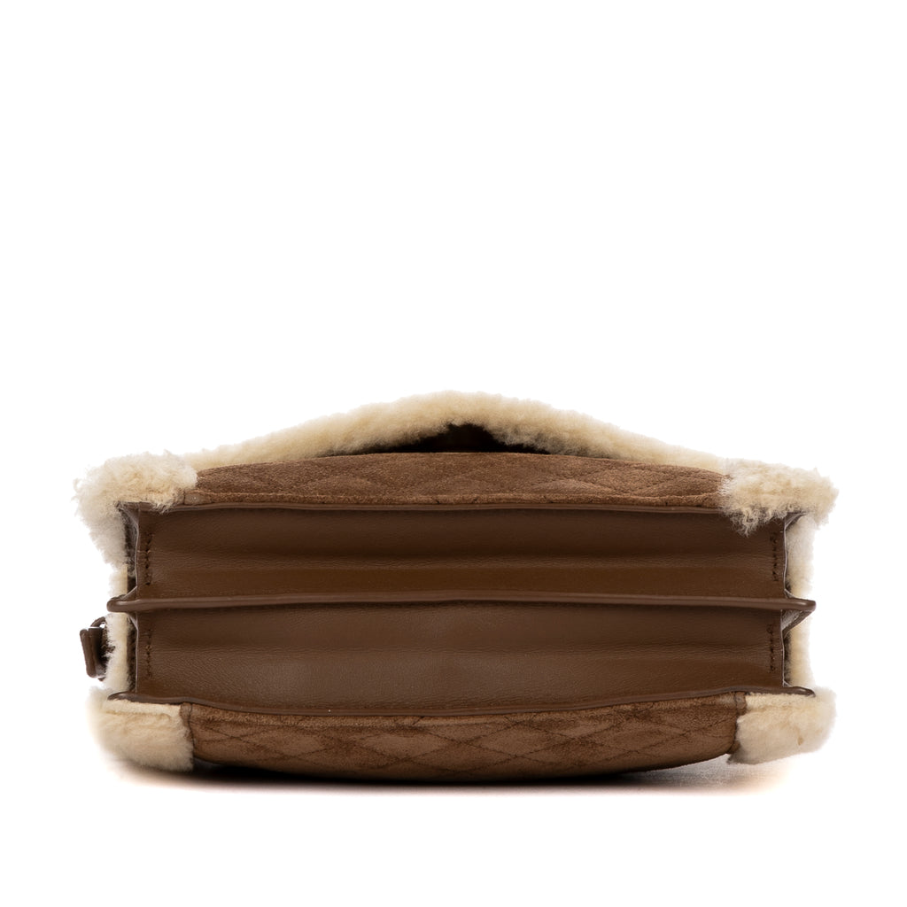 Bolso de hombro de edición limitada rara con solapa de piel de oveja, pochette de ante beige, piel acolchada/lona de piel de oveja.