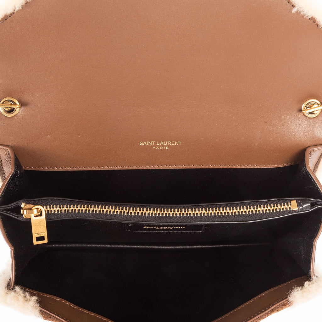Bolso de hombro de edición limitada rara con solapa de piel de oveja, pochette de ante beige, piel acolchada/lona de piel de oveja.