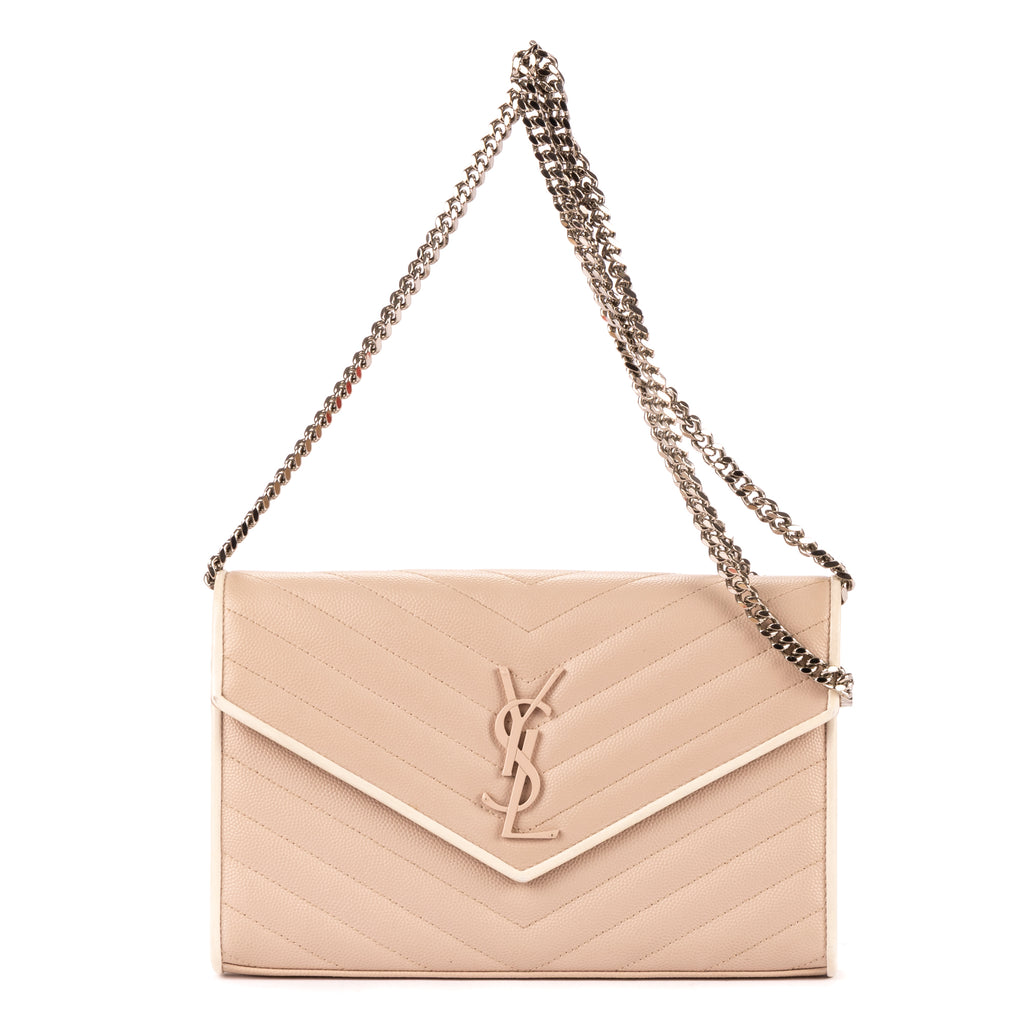 Sac porté épaule Cassandre Enveloppe Chain Wallet Cuir grain de poudre clouté Taupe