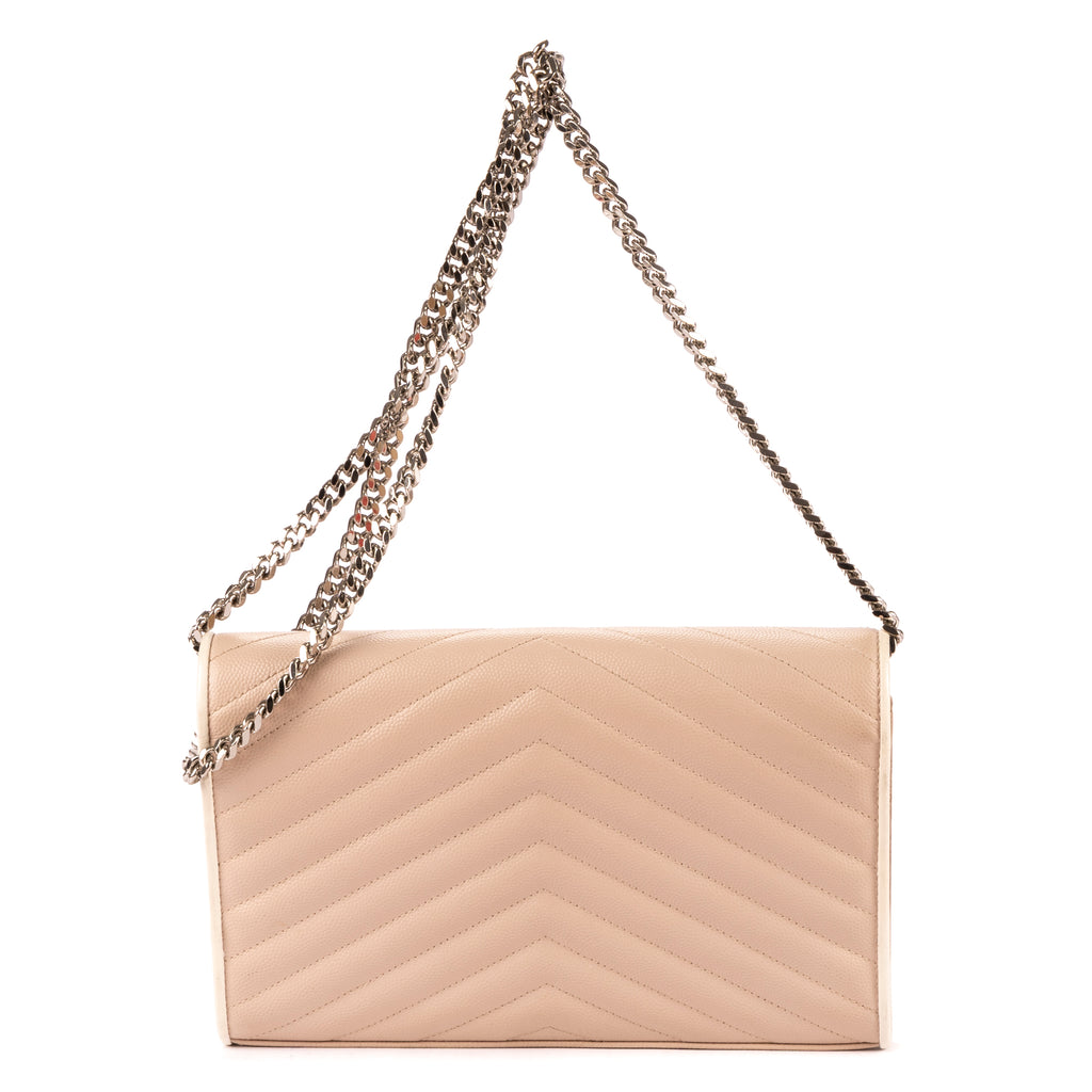 Sac porté épaule Cassandre Enveloppe Chain Wallet Cuir grain de poudre clouté Taupe
